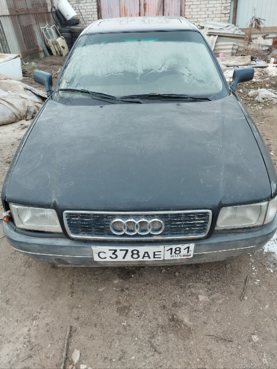 Audi 80 на полном боевом ходу, сел и